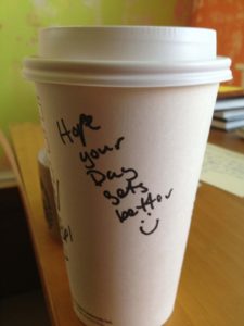 expérience client starbucks gobelet
