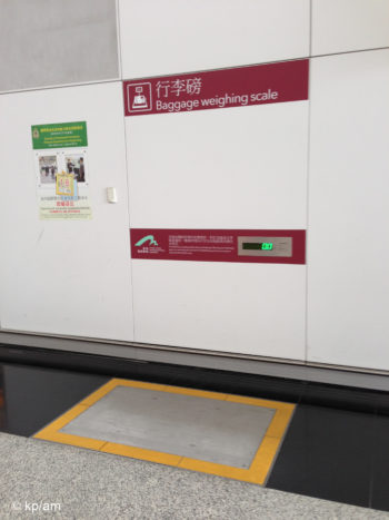 Day 48 : une balance à bagage à disposition des voyageurs avant l’embarquement. Aéroport de Hong Kong.
