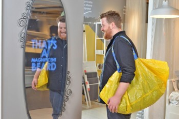Day 127 : Ikea personnalise et égaye le parcours magasin avec le miroir à compliments. UK.